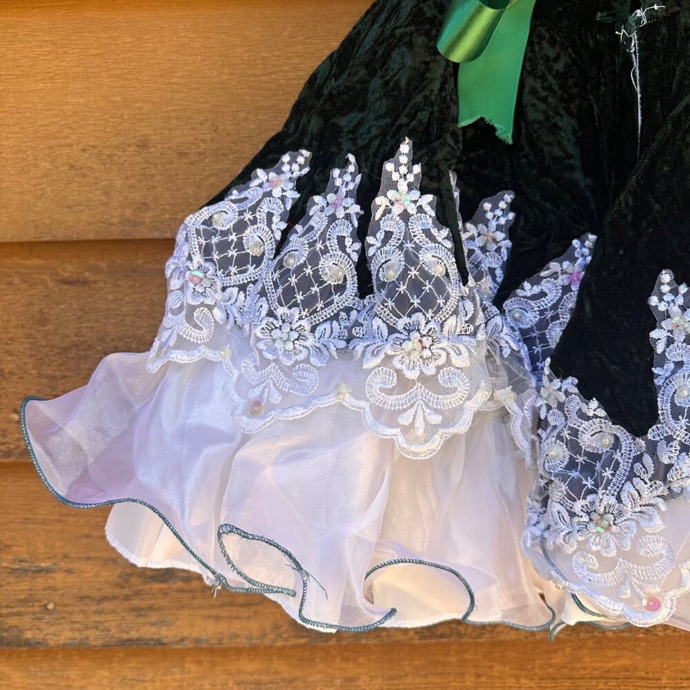 Girls Green Velvet Dress With White Lace & Pearl Accents Size 7 Elegant Design M - Picture 14 of 16